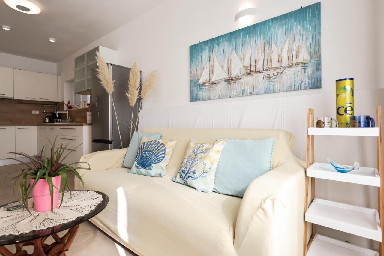 Apartment Puntamika Villa De Rosa - Ground floor Zadar Exteriör bild