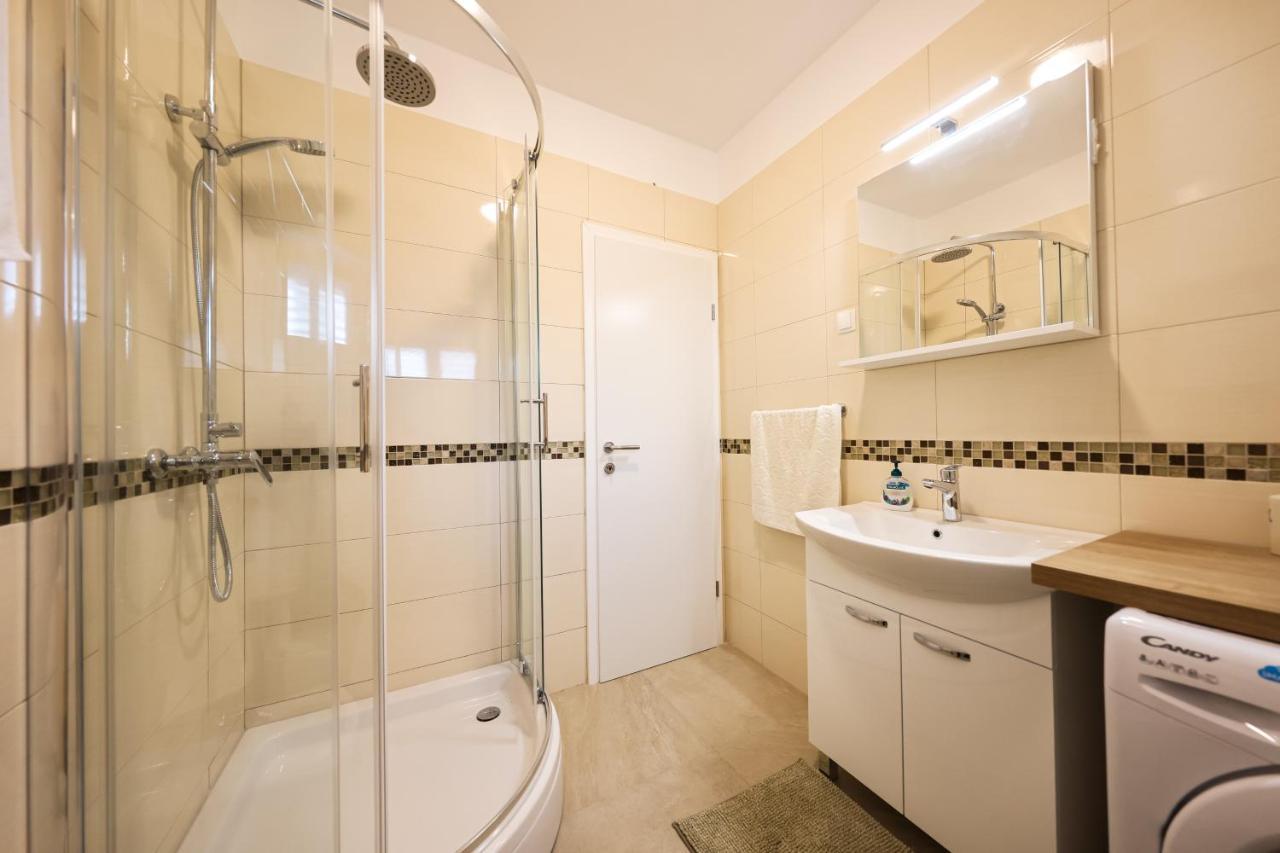 Apartment Puntamika Villa De Rosa - Ground floor Zadar Exteriör bild
