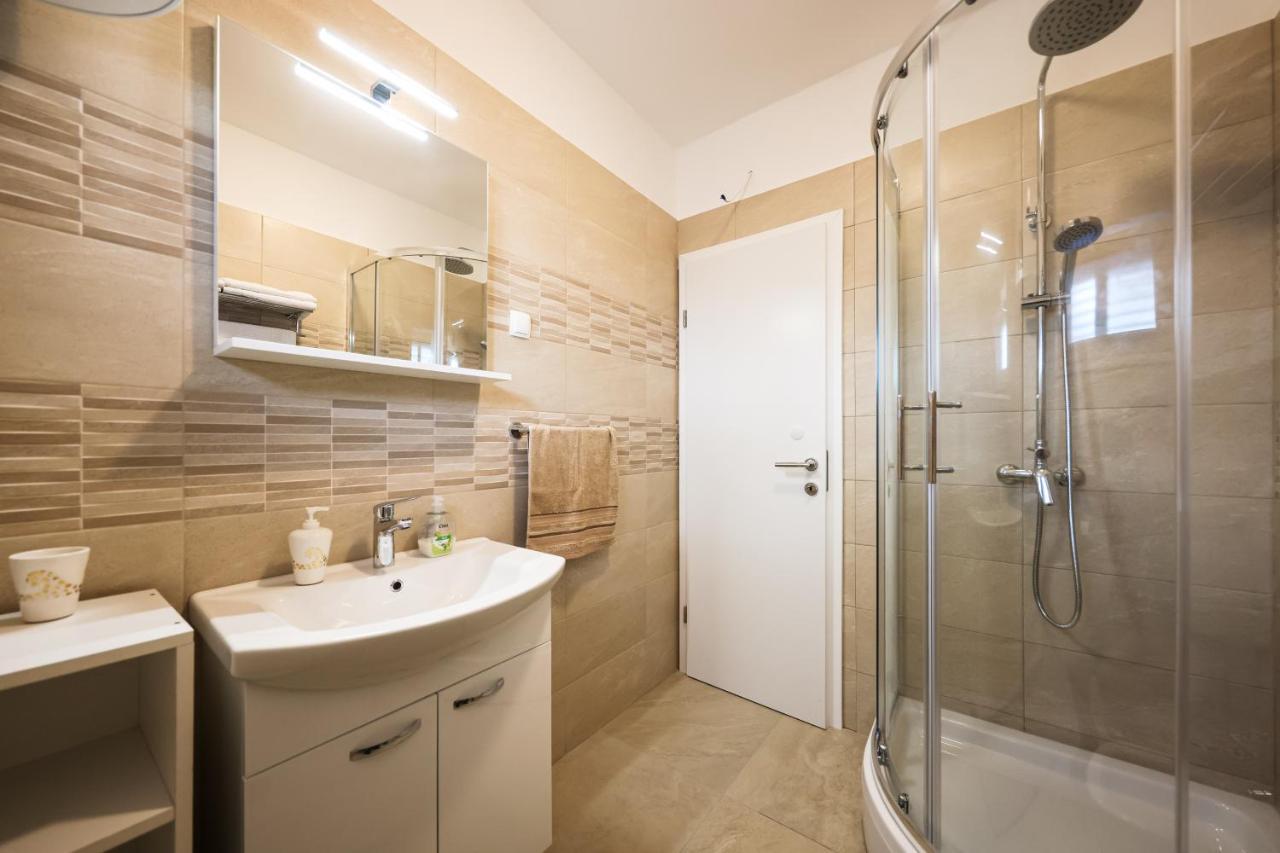 Apartment Puntamika Villa De Rosa - Ground floor Zadar Exteriör bild