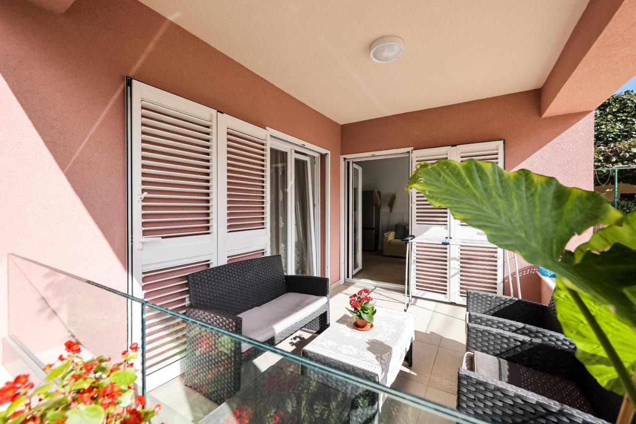 Apartment Puntamika Villa De Rosa - Ground floor Zadar Exteriör bild