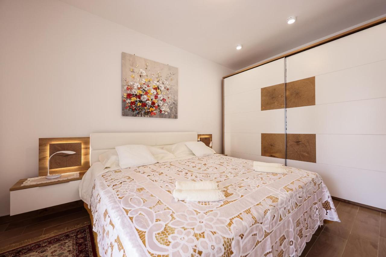 Apartment Puntamika Villa De Rosa - Ground floor Zadar Exteriör bild